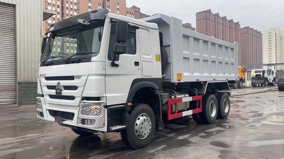 6X4 HOWO ターパートラック 放射線タイヤ設計と負荷容量21-30tのダンプトラック