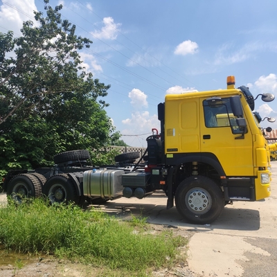 Hw76 キャビンのHOWO あなたの予算内で6800*2500*3200mmのために3軸6X4のトラクターヘッドを使用