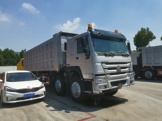 25-30tons 容量 Sinotruk HOWO Zf8118 ステアリングシステムを持つ 8X4 重荷ダンプトラック