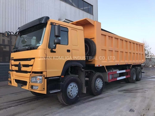 Cnhtc HOWO Sinotruk 8X4 ダンプトラック/トッピングトラック/重荷トラック 300Lの燃料タンカー