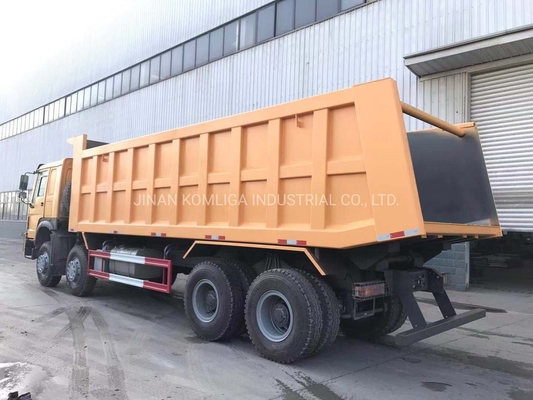 Cnhtc HOWO Sinotruk 8X4 ダンプトラック/トッピングトラック/重荷トラック 300Lの燃料タンカー