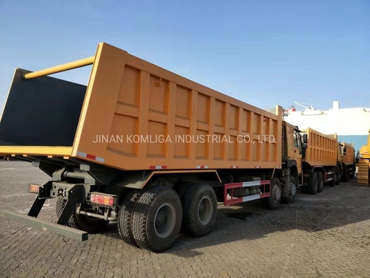 Cnhtc HOWO Sinotruk 8X4 ダンプトラック/トッピングトラック/重荷トラック 300Lの燃料タンカー