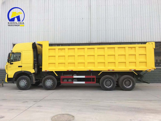 Sinotruk 8X4 HOWO-T7h 420HP 300Lの燃料タンカー付きのターパー/ダンプトラック