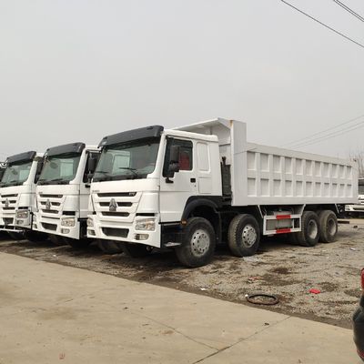 25-30tons 容量 5600X2300X1500 バケツの寸法を持つ使用されたHOWO 8X4ダンプトラック
