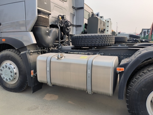 6X4 Sinotruk HOWO 重荷トラクター トラック トレーラーヘッド Wd615.47 エンジン容量&gt;8L