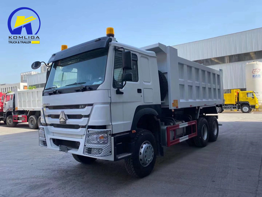 タンザニアへのトラック 8500*2500*3400mm 燃料タンカー 300L Sinotruk HOWO 6X4