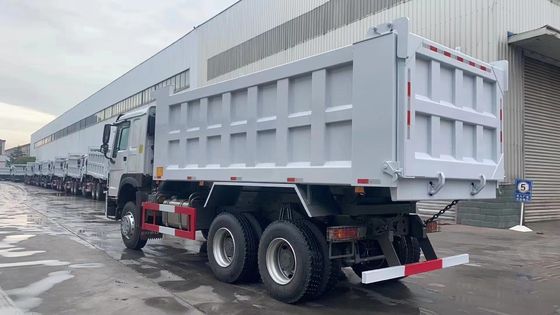 6X4 HOWO ターパートラック 放射線タイヤ設計と負荷容量21-30tのダンプトラック