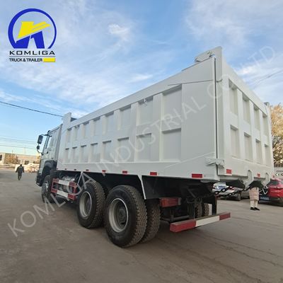 6X4 HOWO 30トンのダンプトラック マニュアルトランスミッションと300Lの燃料タンカー