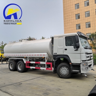 Sinotruk HOWO 4X2/6X4/8X4 水タンカー トラック 20cbm キャビンとエンジン容量 &gt; 8L