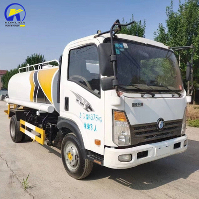 Sinotruk HOWO 4X2/6X4/8X4 水タンカー トラック 20cbm キャビンとエンジン容量 &gt; 8L