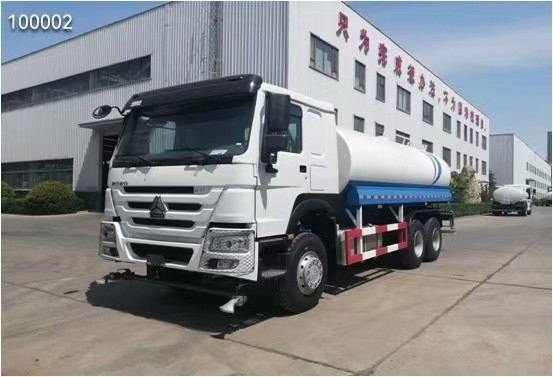 シノトルク HOWO 6X4 噴水水トラック API バルブ 1 スリーパー 2 シート