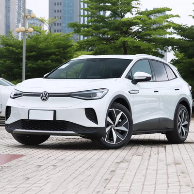 VW ID4 Crozz SUV 閉ざされた車体型内の電気自動車